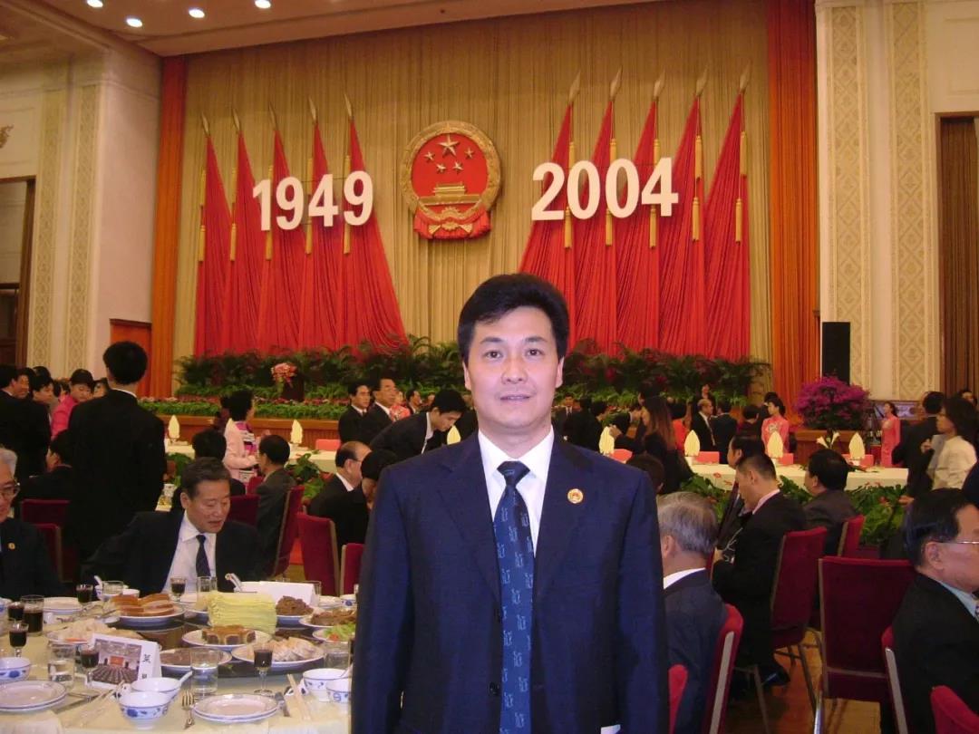 2004年,朱奕龙受邀出席国庆招待会